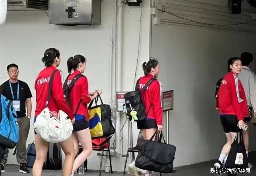 （女排 香港）中国女排香港训练受欢迎，蔡斌率队远离代言不学郎平，赖亚文立功插图