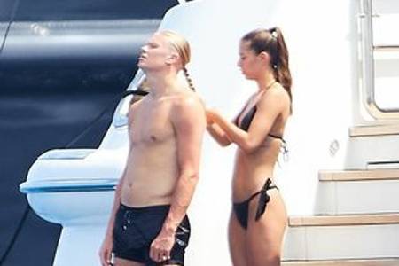 哈兰德与朋友在法国度假 女友穿比基尼为他扎辫子插图