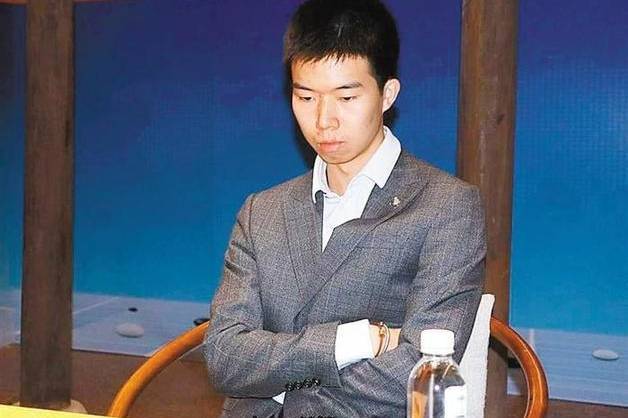 （棋手李钦诚）亚洲快棋冠军李钦诚，面对二冠王辜梓豪，哑火了？缠绕中陷入绝境！插图