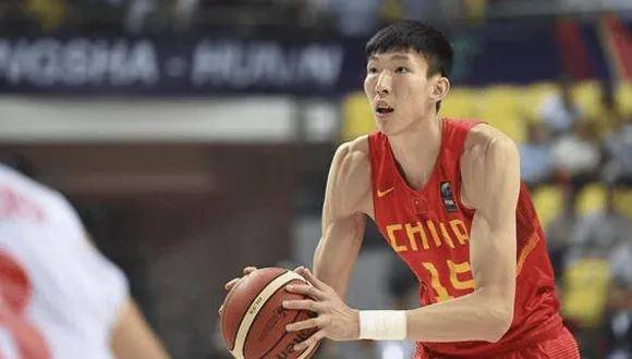 （中国男篮队员周琦）中国男篮球员巡礼：周琦，拥有夸张身体天赋攻防一体的灵活型中锋插图