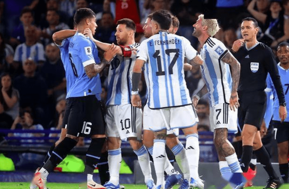 （梅西率领的阿根廷队）阿根廷0-2，梅西暴怒锁喉！赛后原因曝光，球王为兄弟出头，仗义插图
