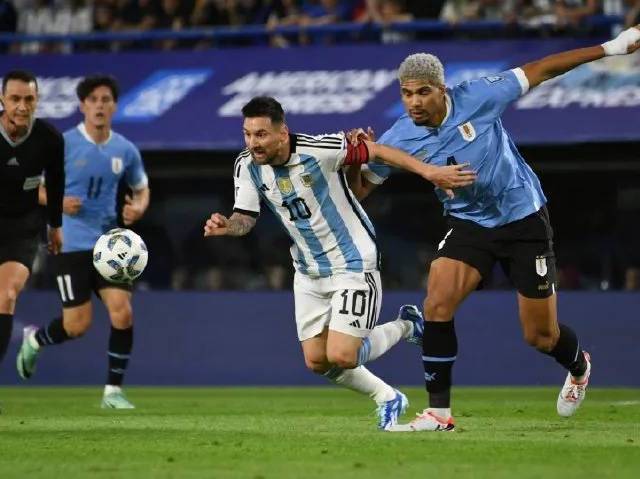 （世预赛南美区 阿根廷）世预赛南美区：阿根廷0比2不敌乌拉圭，梅西赛后坦言，他们很难对付插图