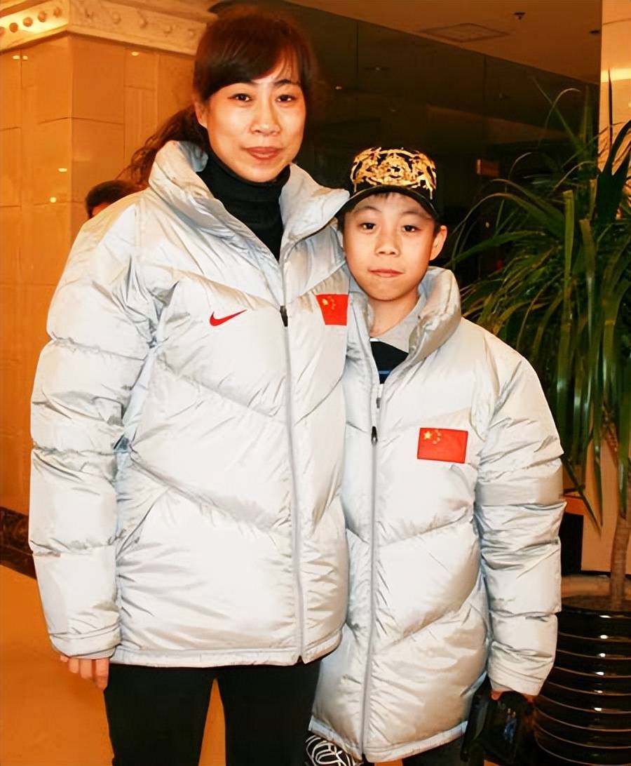 （张镇麟妈妈王芳个人资料）张镇麟的妈妈王芳，是中国女篮的领队！训练时三分球2投2中，很准插图